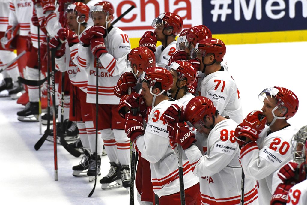 Pondelkový program na majstrovstvách sveta v ľadovom hokeji rozhodol o tom, že elitnú kategóriu minimálne na rok opúšťajú Poliaci a Briti.
