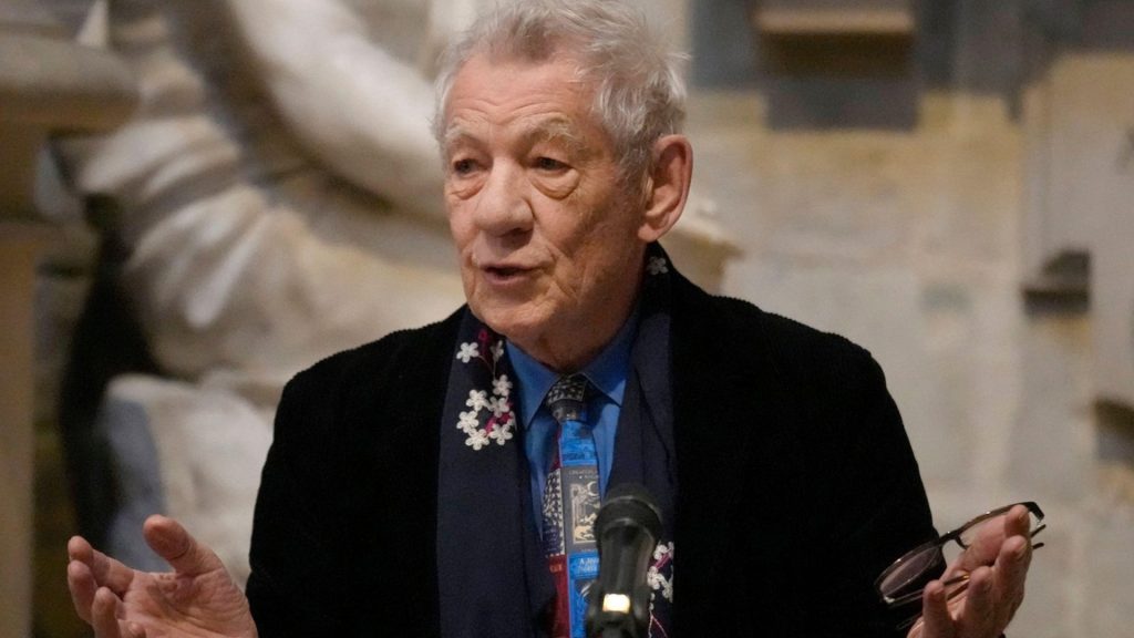 Britský herec Ian McKellen sa v nemocnici zotavuje z pádu z pódia, ktorý utrpel v pondelok večer počas predstavenia v divadle v Londýne.