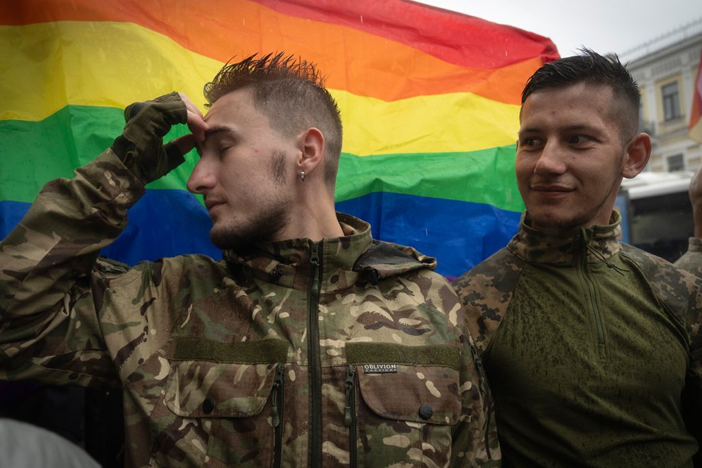 Niekoľko stoviek ukrajinských vojakov z LGBTQ komunity a ich podporovatelia sa v nedeľu zúčastnili na pochode rovnosti v Kyjive.