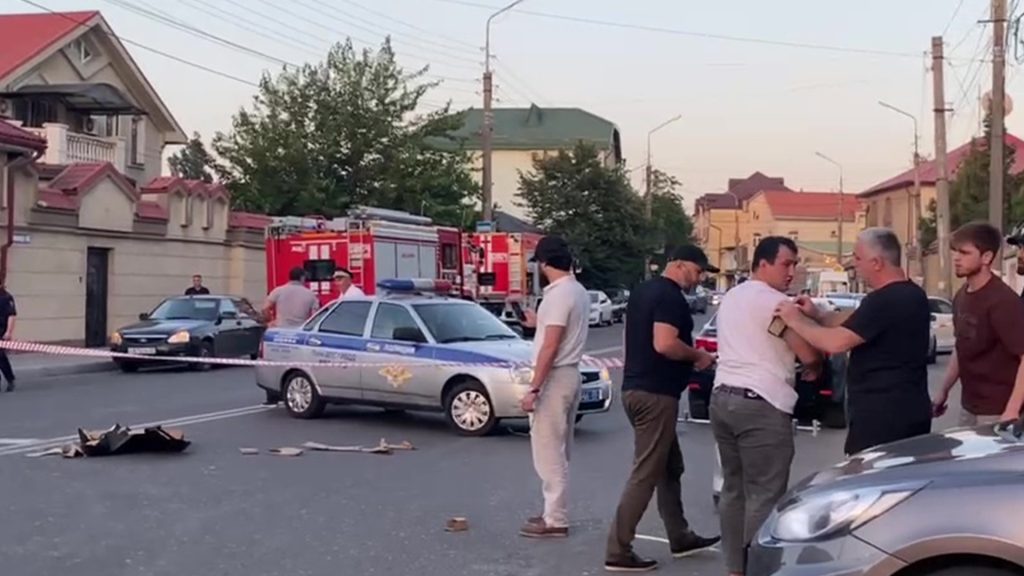 Najmenej 15 policajtov a niekoľko civilistov, vrátane pravoslávneho kňaza, zabili v nedeľu v ruskej Dagestanskej republike militanti.