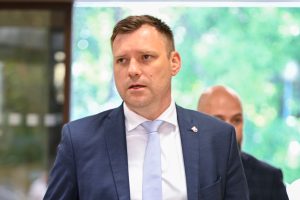 Šéf envirorezortu Tomáš Taraba reagoval podaním trestného oznámenia na generálnej prokuratúre za údajné zneuctenie štátnych symbolov.